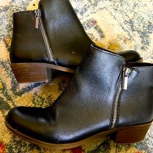 Black boots with zipper on both sides